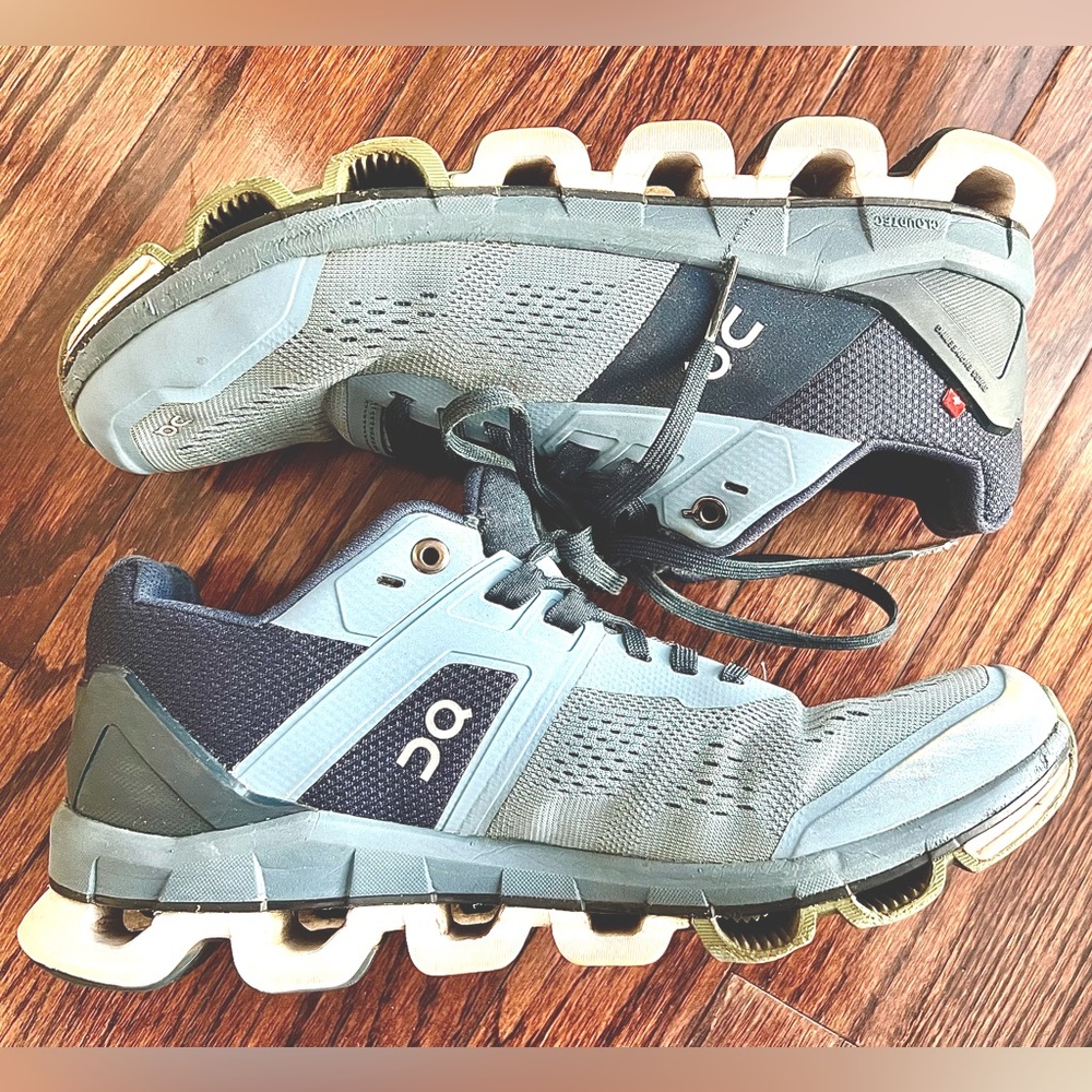 On Cloud On Running womens 7.5 blue sneakers